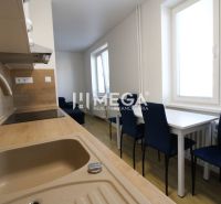 NA PRENÁJOM - Zariadený 2 izbový byt s balkónom, Dobrianského, Humenn - Kuchyňa v 2-izbovom byte s bielym nábytkom, modrými stoličkami a podlahou s dreveným dekorom.