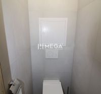 NA PRENÁJOM -  Zariadený 2 izbový byt s balkónom, Dobrianského, Humenn - Toaleta v 2-izbovom byte s podlahou s dreveným dekorom a svetlými stenami.