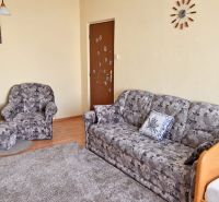 PRENÁJOM | 3-IZBOVÝ BYT | 80 m² | 2 BALKÓNY | ZARIADENÝ | CENTRUM I  - Pohodlná obývacia izba so vzorovanou sedačkou v 3-izbovom byte.