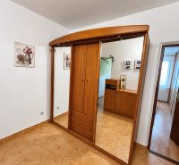 PRENÁJOM | 3-IZBOVÝ BYT | 80 m² | 2 BALKÓNY | ZARIADENÝ | CENTRUM I  - V 3-izbovom byte vidíme vstavanú skriňu s posuvným zrkadlom a dlažbu.