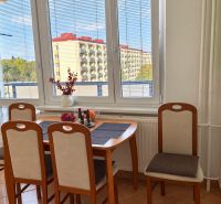 PRENÁJOM | 3-IZBOVÝ BYT | 80 m² | 2 BALKÓNY | ZARIADENÝ | CENTRUM I  - Jedálenský kút s drevenými stoličkami a oknom v 3-izbovom byte.