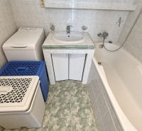 PRENÁJOM | 3-IZBOVÝ BYT | 80 m² | 2 BALKÓNY | ZARIADENÝ | CENTRUM I  - Kúpeľňa s umývadlom, vaňou a práčkou v 3-izbovom byte, obkladačky svetlého odtieňa.