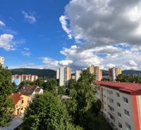 PRENÁJOM | 3-IZBOVÝ BYT | 80 m² | 2 BALKÓNY | ZARIADENÝ | CENTRUM I  - Pohľad na paneláky a zeleň v Dubnici nad Váhom na ulici Centrum I.