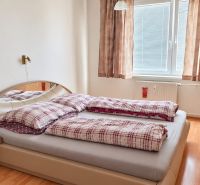 PRENÁJOM | 3-IZBOVÝ BYT | 80 m² | 2 BALKÓNY | ZARIADENÝ | CENTRUM I  - Spálňa v 3-izbovom byte s posteľou, skrinkou pod zrkadlom a podlahou s dreveným dekorom.