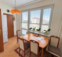PRENÁJOM | 3-IZBOVÝ BYT | 80 m² | 2 BALKÓNY | ZARIADENÝ | CENTRUM I  - Jedáleň v 3-izbovom byte s oknom, rastlinami a štvorcovým stolom s kreslami.