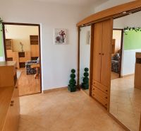 PRENÁJOM | 3-IZBOVÝ BYT | 80 m² | 2 BALKÓNY | ZARIADENÝ | CENTRUM I  - Chodba v 3-izbovom byte s drevenými skriňami a dekoráciami na beige dlažbe.