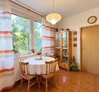 PREDAJ: 3 izbový byt /73 m2/ vo výbornej lokalite Komárna - Jasná kuchyňa v 3-izbovom byte s podlahou s dreveným dekorom a jedálenským stolom.