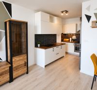 Na prenájom 2-izbový byt s balkónom v Bratislave– Rača - Kuchyňa v 2-izbovom byte s geometrickými vzormi a podlahou s dreveným dekorom.
