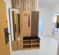 Na prenájom 2-izbový byt s balkónom v Bratislave– Rača - Vstupná chodba s dreveným nábytkom a dlažbou v 2-izbovom byte.