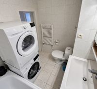 Na prenájom 2-izbový byt s balkónom v Bratislave– Rača - Kúpeľňa so spotrebičmi a sanitou v 2-izbovom byte, keramické obklady a dlažba.