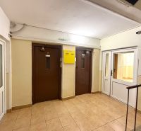 EXLUZÍVNE NA PREDAJ - Garsónka Nitra, okr. Nitra - Vstupná hala s výťahmi a dlaždicovou podlahou v garsónke.