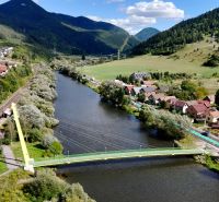 STAVEBNÝ POZEMOK ŠVOŠOV  - Panoráma mesta Švošov so zelenými kopcami a riekou pre Pozemky - bývanie.