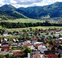 STAVEBNÝ POZEMOK ŠVOŠOV  - Malebná panoráma Švošova zobrazujúca rozmanité Pozemky - bývanie s kopcovitým pozadím.