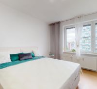 BA/Širšie centrum- Prenájom komplet prerobeného 3 izbového bytu  - Svetlá spálňa v 3-izbovom byte s veľkým oknom a posteľou.