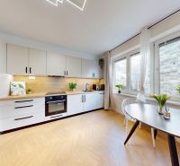 BA/Širšie centrum- Prenájom komplet prerobeného 3 izbového bytu  - Kuchyňa v 3-izbovom byte so svetlými skrinkami a podlahou s dreveným dekorom.