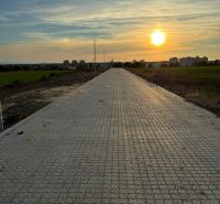 Na predaj rodinný dom - HOLODOM v Senici. - Spevnená cesta na Vinohradoch v Senici za súmraku s výhľadom na mesto.