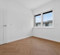 RADO I 3-izbový byt 59m² I Legionárska I Trenčianske Biskupice - Izba v 3-izbovom byte s oknom a podlahou s dreveným dekorom.