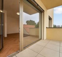 RADO I 3-izbový byt 59m² I Legionárska I Trenčianske Biskupice - Priestranný balkón s výhľadom a vstupom na podlahu s dreveným dekorom v 3-izbovom byte.