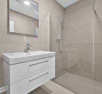 RADO I 3-izbový byt 59m² I Legionárska I Trenčianske Biskupice - Kúpeľňa v 3-izbovom byte s umývadlom, zrkadlom a sprchovacím kútom.