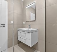 RADO I 3-izbový byt 59m² I Legionárska I Trenčianske Biskupice - Kúpeľňa v 3-izbovom byte s umývadlom, zrkadlom a sprchou.