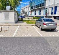 BA/NOVÉ MESTO-Prenájom vonjkašieho parkovacieho státia za rampou-POLUS - Parkovisko pri garážach na Junáckej v Bratislave - Novom Meste s autom a voľnými miestami.