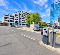 BA/NOVÉ MESTO-Prenájom vonjkašieho parkovacieho státia za rampou-POLUS - Parkovisko na Junáckej v Bratislave - Novom Meste s modernou architektúrou a garážami.