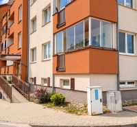 PEZINOK-PRIESTRANNÝ ZARIADENÝ 2i BYT S LOGGIOU A ŠATNÍKOM - Bytový dom s farebnou fasádou na ulici Dona Sandtnera v Pezinku ponúka 2-izbové byty.