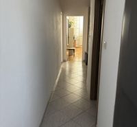 PREDAJ  2 izb. bytu s balkónom v Komárne - Úzky chodba s kachličkovou podlahou vedie k svetlej miestnosti v 2-izbovom byte.