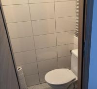 PREDAJ  2 izb. bytu s balkónom v Komárne - Toaleta s jednoduchým obkladom a dlažbou v 2-izbovom byte.