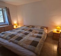 PONUKA ZA ZVÝHODNENÚ CENU: Exkluzívny rodinný dom s 18a pozemkom - Spálňa v rodinnom dome s manželskou posteľou, drevenými komodami a lampami.