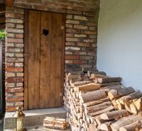 PONUKA ZA ZVÝHODNENÚ CENU: Exkluzívny rodinný dom s 18a pozemkom - Drevené dvere s komínom dreva pri rodinnom dome v Dobrej Vode, ulica 240.