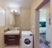 Komplet zariadený 2i byt s panoramatickými výhľadmi a 5.3 m² terasou - Kúpeľňa so sprchovacím kútom, umývadlom, práčkou a vstupom do kuchyne v 3-izbovom byte.