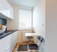 Komplet zariadený 2i byt s panoramatickými výhľadmi a 5.3 m² terasou - Kuchyňa v 3-izbovom byte s podlahou s dreveným dekorom a stolovaním pre dve osoby.