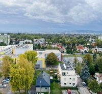 Komplet zariadený 2i byt s panoramatickými výhľadmi a 5.3 m² terasou - Pohľad na mestskú časť Bratislava - Vrakuňa z ulice Čiližská so zeleňou a výhľadom.