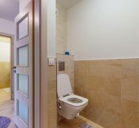 Komplet zariadený 2i byt s panoramatickými výhľadmi a 5.3 m² terasou - Toaleta s keramickými obkladmi, pohľad do kúpeľne v 3-izbovom byte.