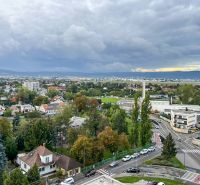 Komplet zariadený 2i byt s panoramatickými výhľadmi a 5.3 m² terasou - Pohľad na Vrakunské domy a zeleň z ulice Čiližská v Bratislave.