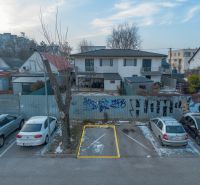 Komplet zariadený 2i byt s panoramatickými výhľadmi a 5.3 m² terasou - Parkovacie miesto na Čiližskej v Bratislave - Vrakuni, pri obytných domoch.