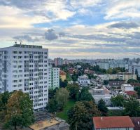 Komplet zariadený 2i byt s panoramatickými výhľadmi a 5.3 m² terasou - Výhľad na sídliskovú časť s bytovými domami v Bratislava - Vrakuňa na Čiližskej ulici.
