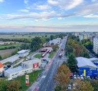 Komplet zariadený 2i byt s panoramatickými výhľadmi a 5.3 m² terasou - Ulica Čiližská v Bratislave - Vrakuni s výhľadom na sídlisko a polia.