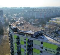 Komplet zariadený 2i byt s panoramatickými výhľadmi a 5.3 m² terasou - Výhľad na bytový komplex na Čiližskej ulici v Bratislave-Vrakuni.