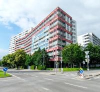 V projekte KOLOSEO - 2 izbový byt na ul. Tomášikova v Bratislave - Bytový komplex na Tomášikovej v Bratislave - Novom Meste obkolesený zeleňou a cestnými komunikáciami.