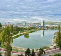 V projekte KOLOSEO - 2 izbový byt na ul. Tomášikova v Bratislave - Pohľad na jazero Kuchajda v mestskej časti Bratislava - Nové Mesto s budovami v pozadí.