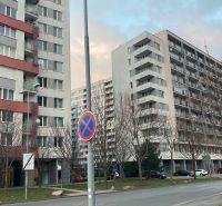 V projekte Koloseo 3 izbový byt na ulici Tomášikova v Bratislave - Bytové domy na Tomášikovej ulici v Bratislave - Novom Meste, s dopravným značením.