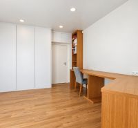 REZERVOVANÉ | Zrekonštruovaný 3i byt na Slávičom údolí s parkovaním - Home office v 3-izbovom byte s podlahou s dreveným dekorom, vstavaná skriňa a stôl.