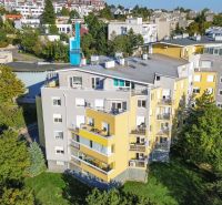 REZERVOVANÉ | Zrekonštruovaný 3i byt na Slávičom údolí s parkovaním - Pohľad na bytové domy v Slávičom údolí, Bratislava - Staré Mesto, obklopené zeleňou.