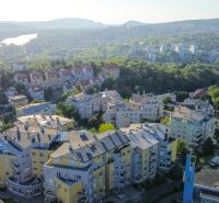 REZERVOVANÉ | Zrekonštruovaný 3i byt na Slávičom údolí s parkovaním - Letecký pohľad na obytné domy v lokalite Bratislava - Staré Mesto, Slávičie údolie.