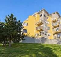 REZERVOVANÉ | Zrekonštruovaný 3i byt na Slávičom údolí s parkovaním - Bytový dom s balkónmi a stromami na Slávičom údolí v Bratislave - Staré Mesto.