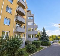 REZERVOVANÉ | Zrekonštruovaný 3i byt na Slávičom údolí s parkovaním - Exteriér budovy s balkónmi na ulici Slávičie údolie v Bratislave.
