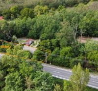 Pozemok so starým domom 566m2, Šaštín Stráže, okr. Senica - Rodinný dom v Šaštíne-Strážach obklopený zeleňou s pozemkom 566 m² pri ceste.
