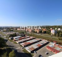 NA PREDAJ - 3 izbový byt na Sídlisku III. v meste Humenné - Výhľad z 3-izbového bytu na ulici Laborecká v Humennom s panorámou mesta.